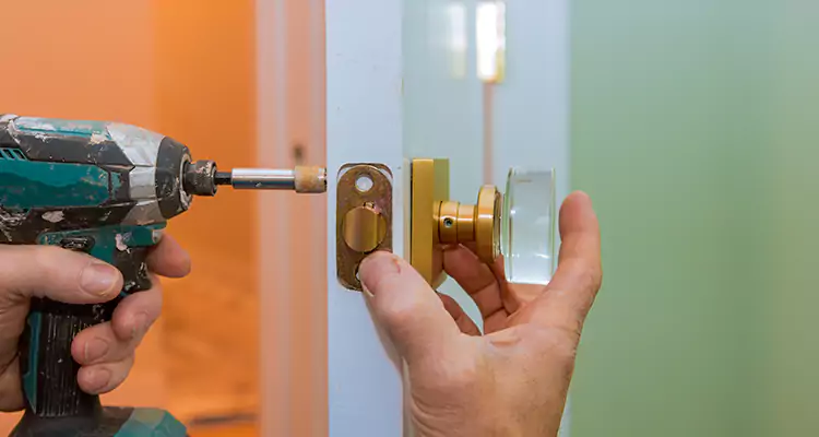 Broken Door Knob Fix in Hollywood, FL